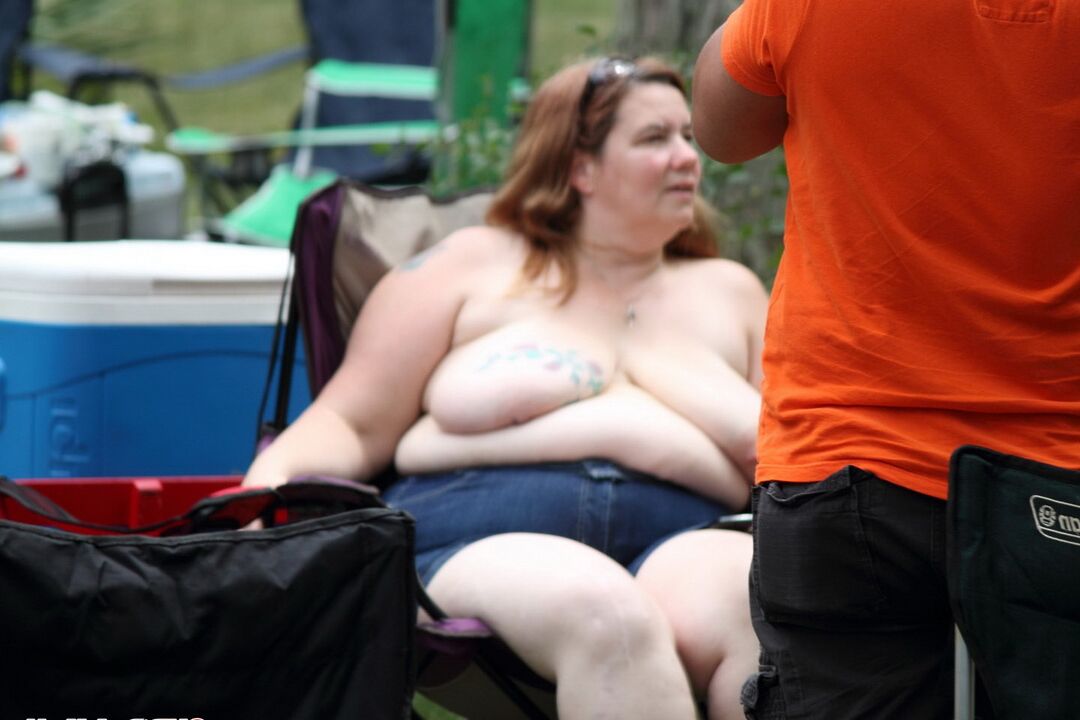 12P Strippers calientes compiten por premios en un festival de desnudez pública al aire libre