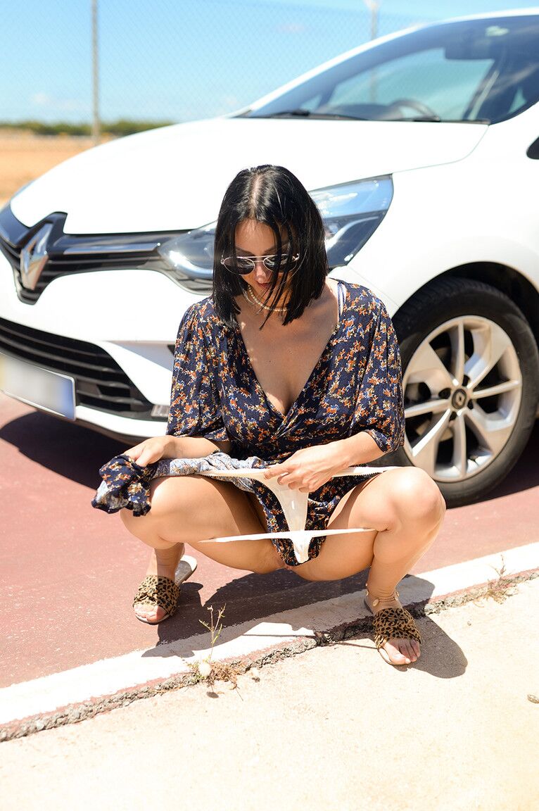 20P La belleza sexy Cassie se baja las bragas y orina al lado de la carretera