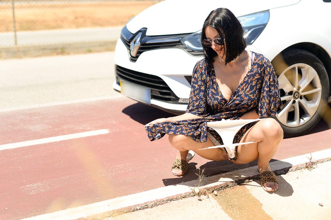 20P La belleza sexy Cassie se baja las bragas y orina al lado de la carretera