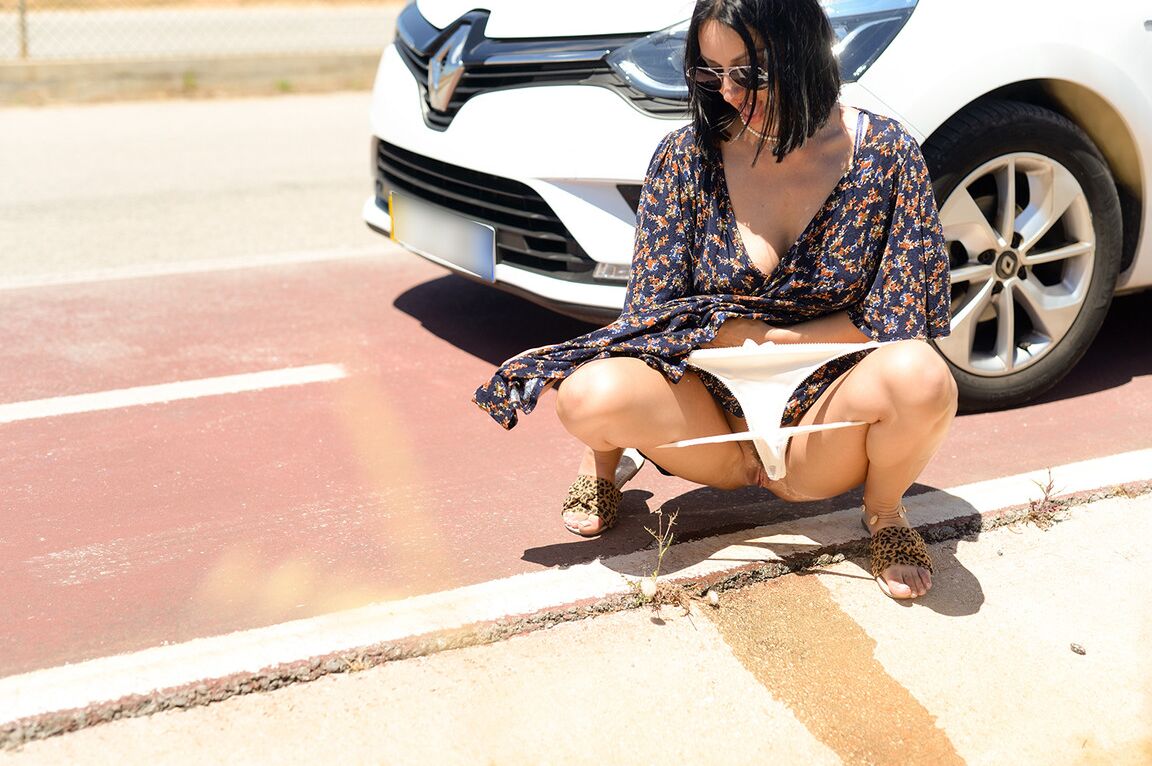 20P La belleza sexy Cassie se baja las bragas y orina al lado de la carretera