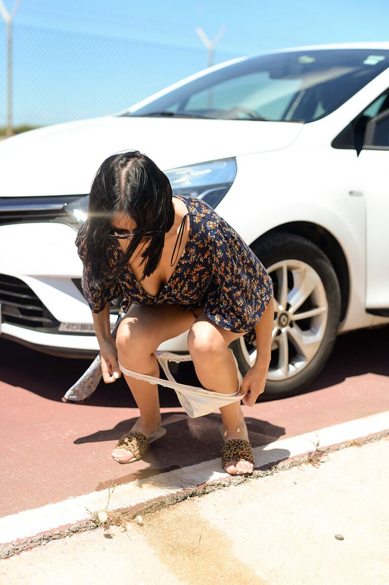 20P La belleza sexy Cassie se baja las bragas y orina al lado de la carretera
