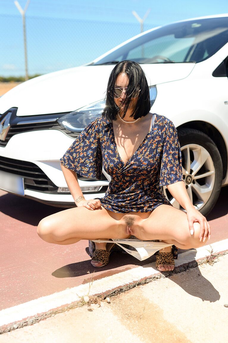 20P La belleza sexy Cassie se baja las bragas y orina al lado de la carretera