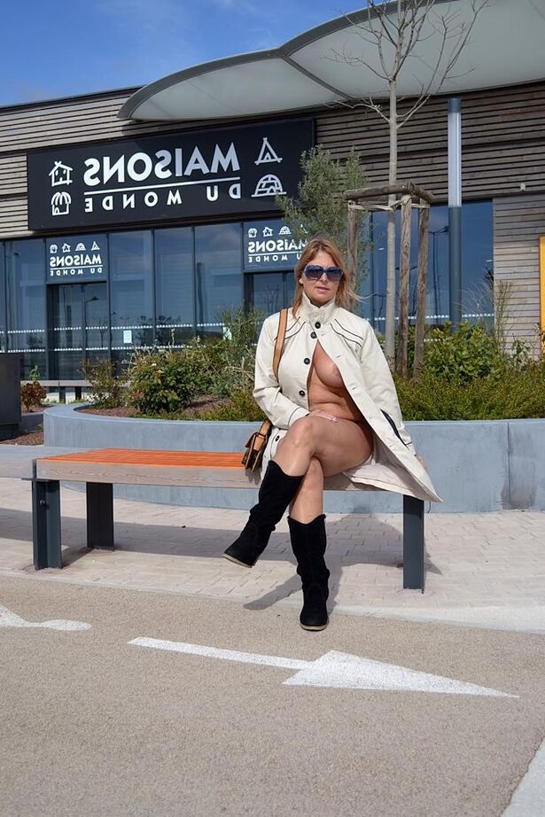 20P A exibicionista Nude Chrissy se expõe em público com um casaco