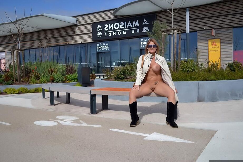 20P A exibicionista Nude Chrissy se expõe em público com um casaco