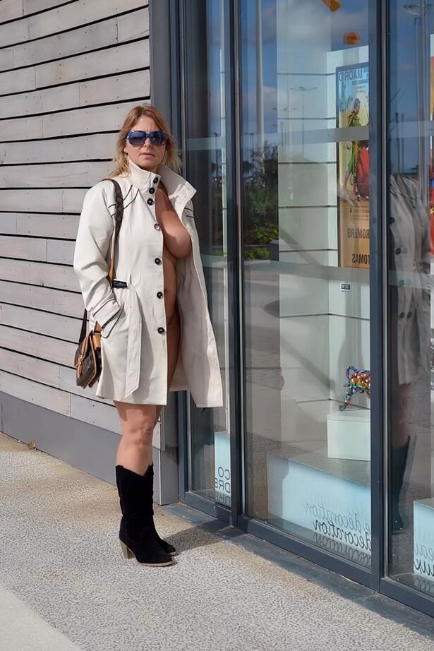 20P A exibicionista Nude Chrissy se expõe em público com um casaco