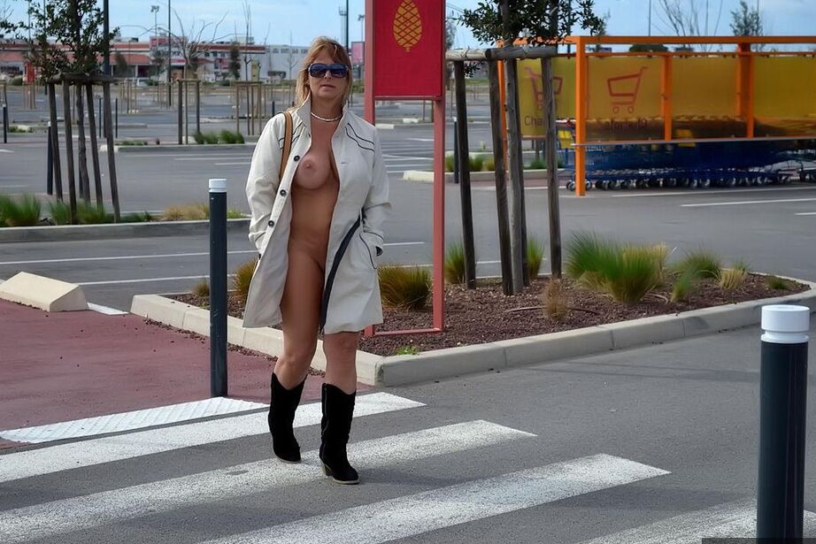 20P A exibicionista Nude Chrissy se expõe em público com um casaco