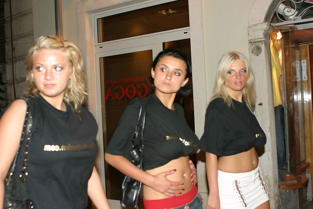 16P Três garotas mostram seus seios naturais enquanto caminham pelas ruas da cidade à noite