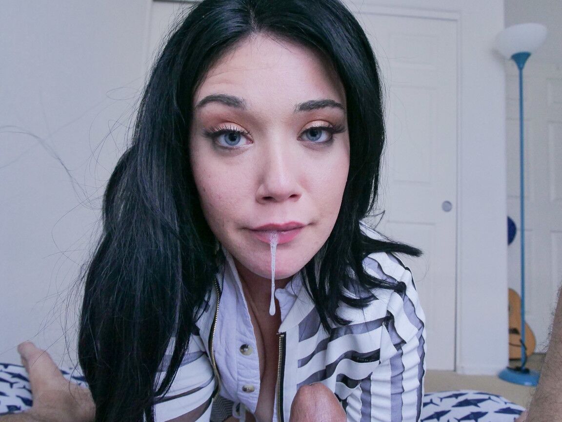 21P La belle-mère chaude Megan Maiden se fait défoncer la chatte rose après s'être rasée