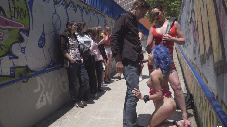 15P Une fille caucasienne aux cheveux teints est publiquement humiliée et baisée