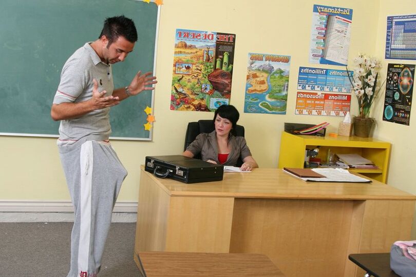 21P A loira gostosa Memphis Monroe distrai sua colega de classe com seus peitos