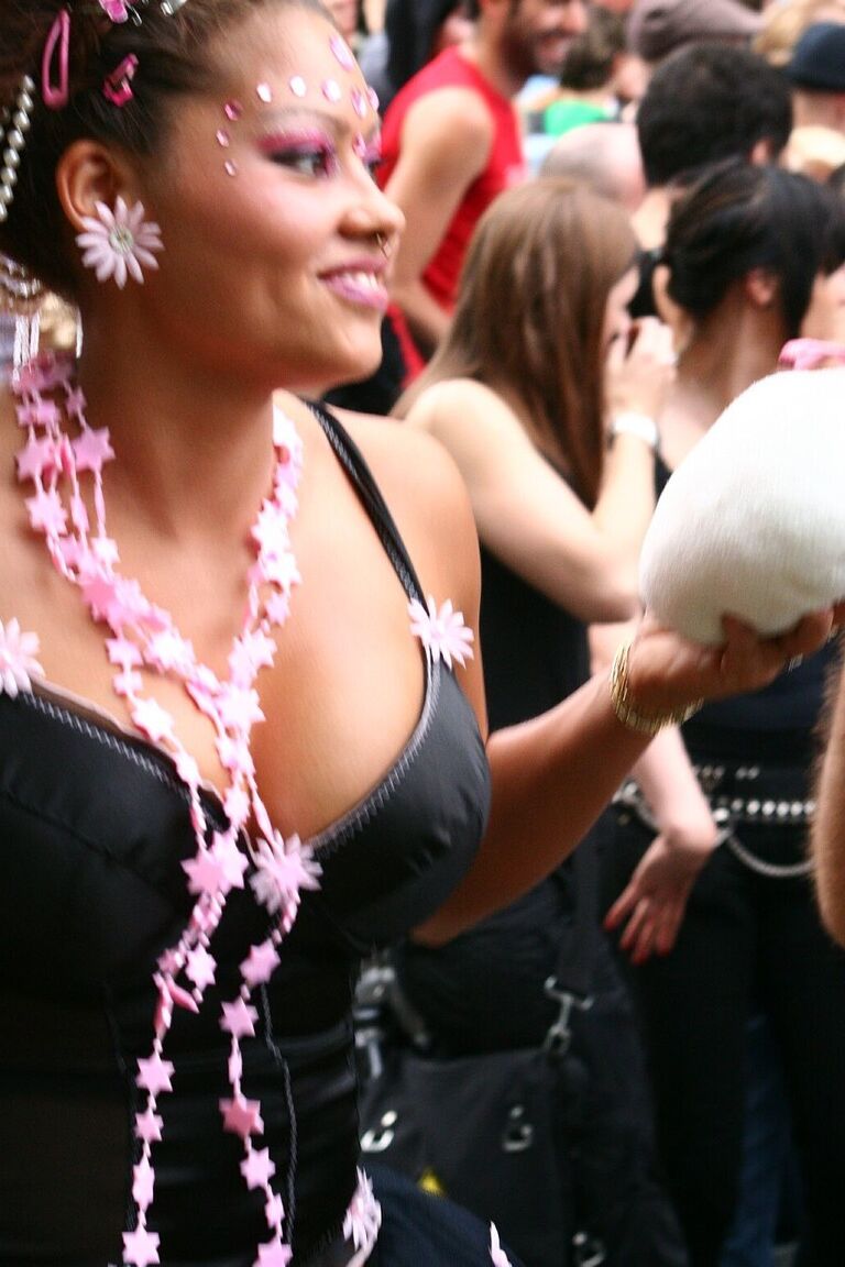 16P Chicas adolescentes en una fiesta callejera son grabadas en secreto por un voyeur en público