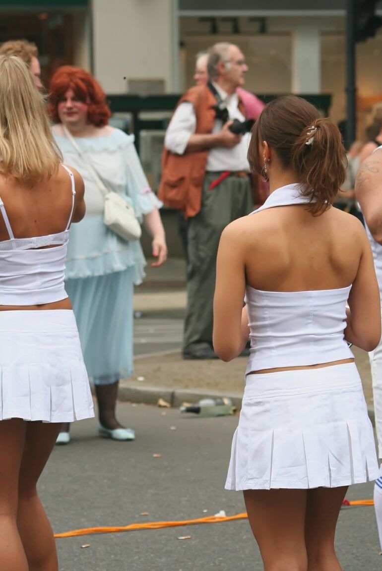 16P Chicas adolescentes en una fiesta callejera son grabadas en secreto por un voyeur en público