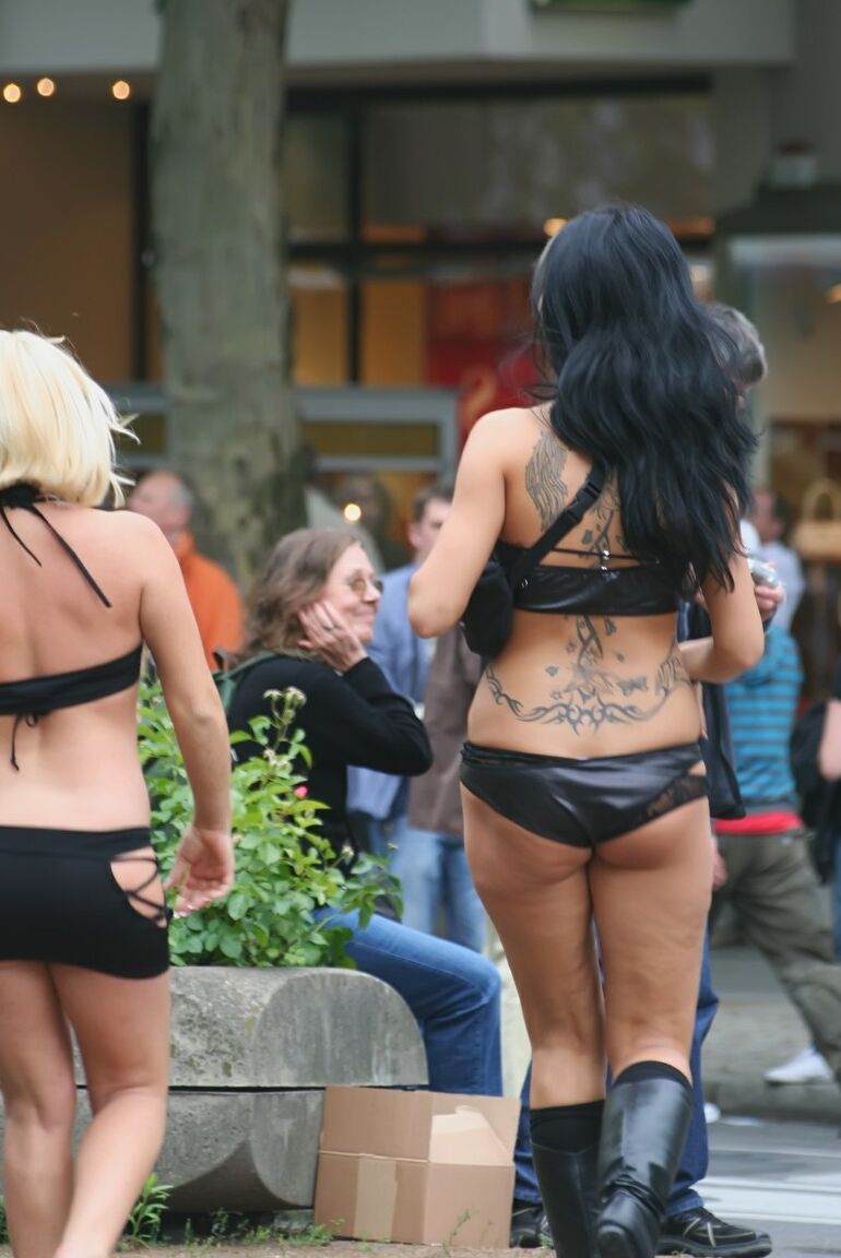 16P Chicas adolescentes en una fiesta callejera son grabadas en secreto por un voyeur en público