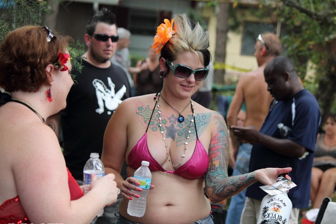 12P Des strip-teaseuses chaudes et des filles mignonnes s'exhibent lors d'une fête de nudité publique en plein air