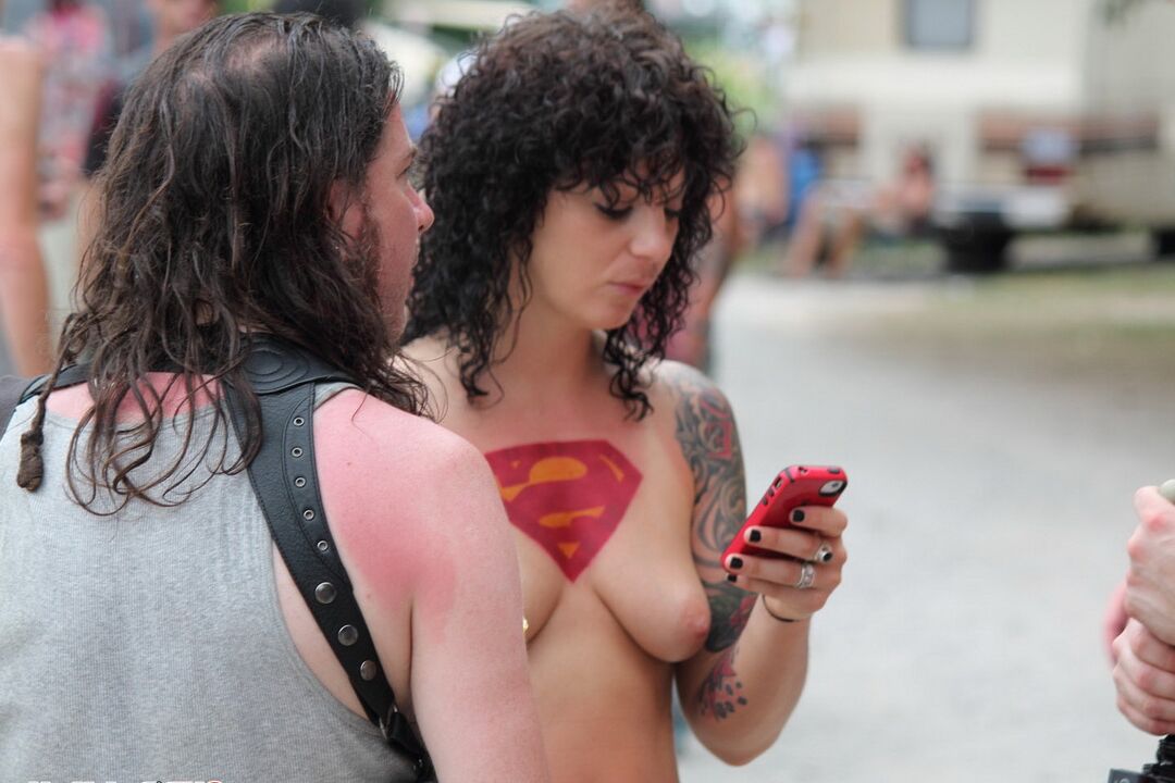 12P Des strip-teaseuses chaudes et des filles mignonnes s'exhibent lors d'une fête de nudité publique en plein air