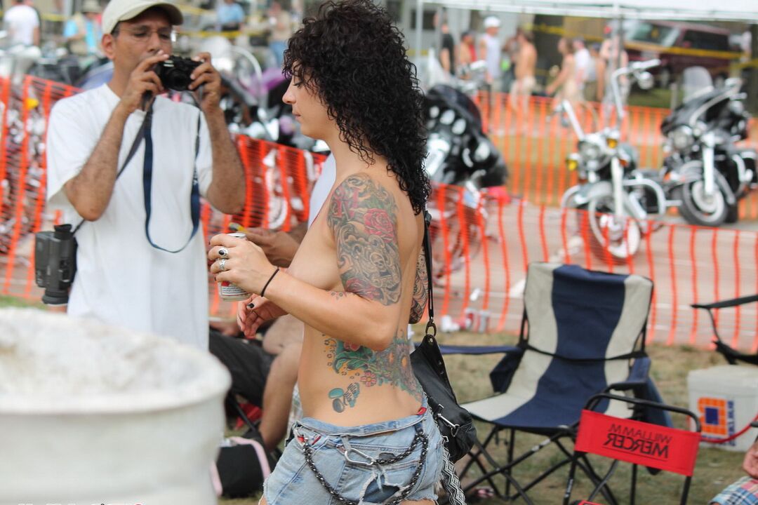 12P Des strip-teaseuses chaudes et des filles mignonnes s'exhibent lors d'une fête de nudité publique en plein air