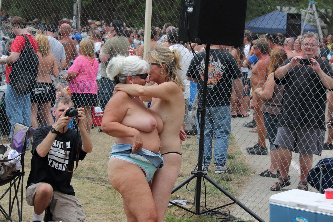 12P Des strip-teaseuses chaudes et des filles mignonnes s'exhibent lors d'une fête de nudité publique en plein air