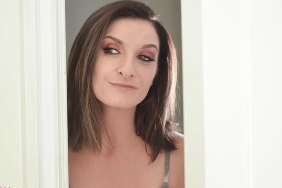 21P Die schwarzhaarige MILF Silvia Saige beugt sich über die Badewanne und analysiert