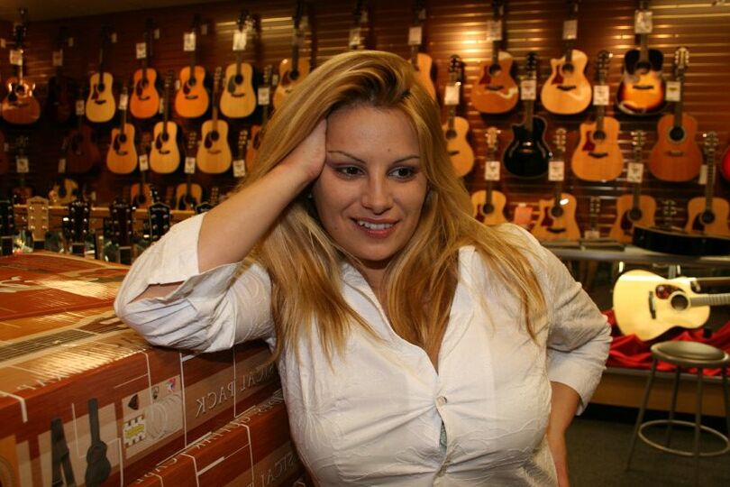 21P Big titted MILF Friday dá uma cabeça épica e monta sua vagina em um pau enorme