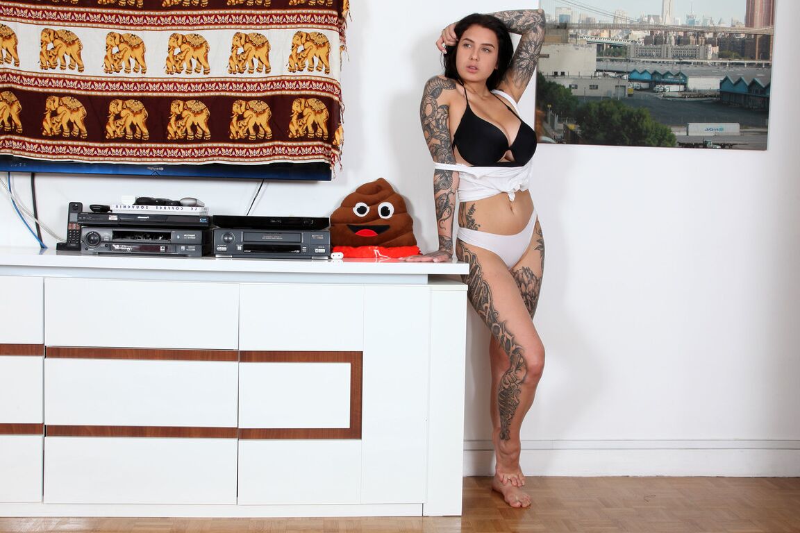 21P La morena muy tatuada Evgenia Talanina haciendo alarde de sus grandes tetas bronceadas
