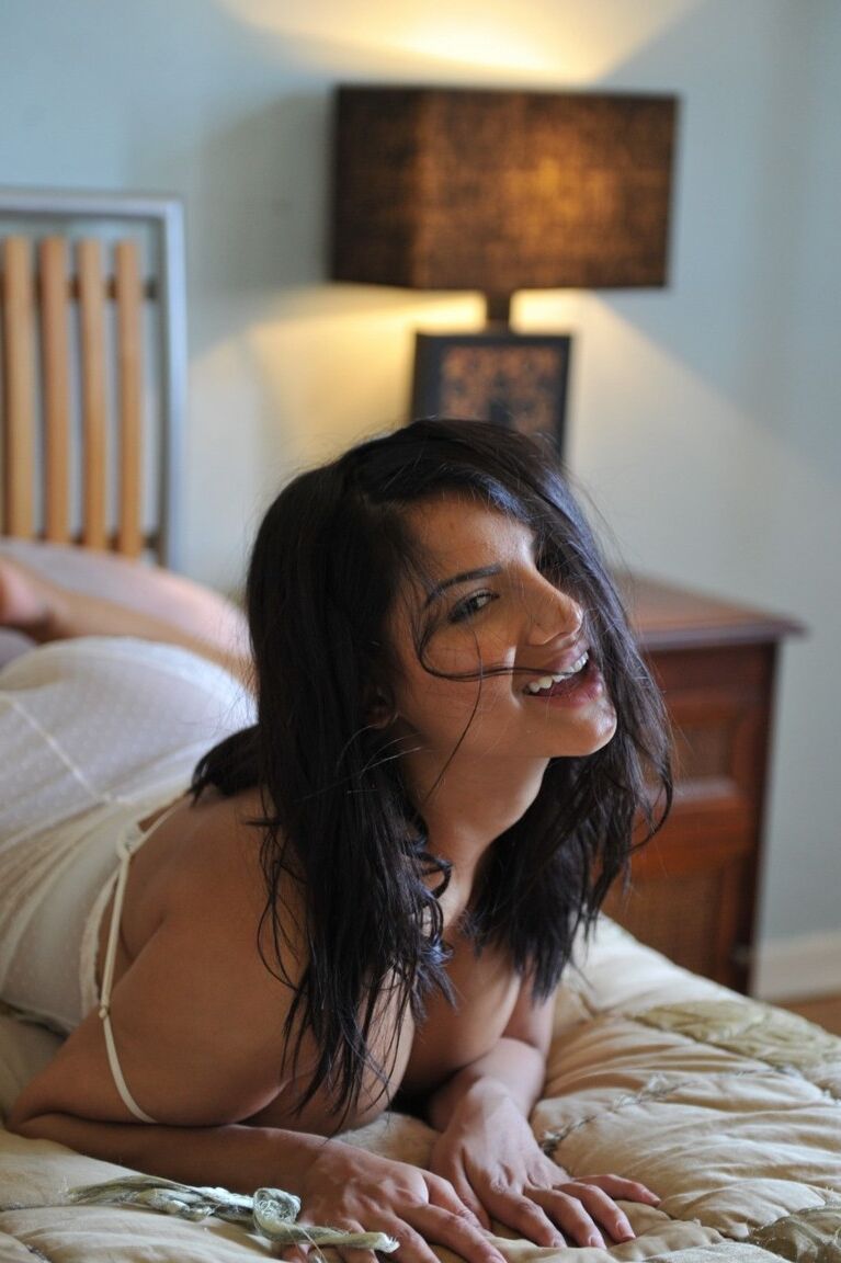 12P Lacey Banghard, modèle solo aux cheveux noirs, libère ses jolis seins de sa lingerie blanche.