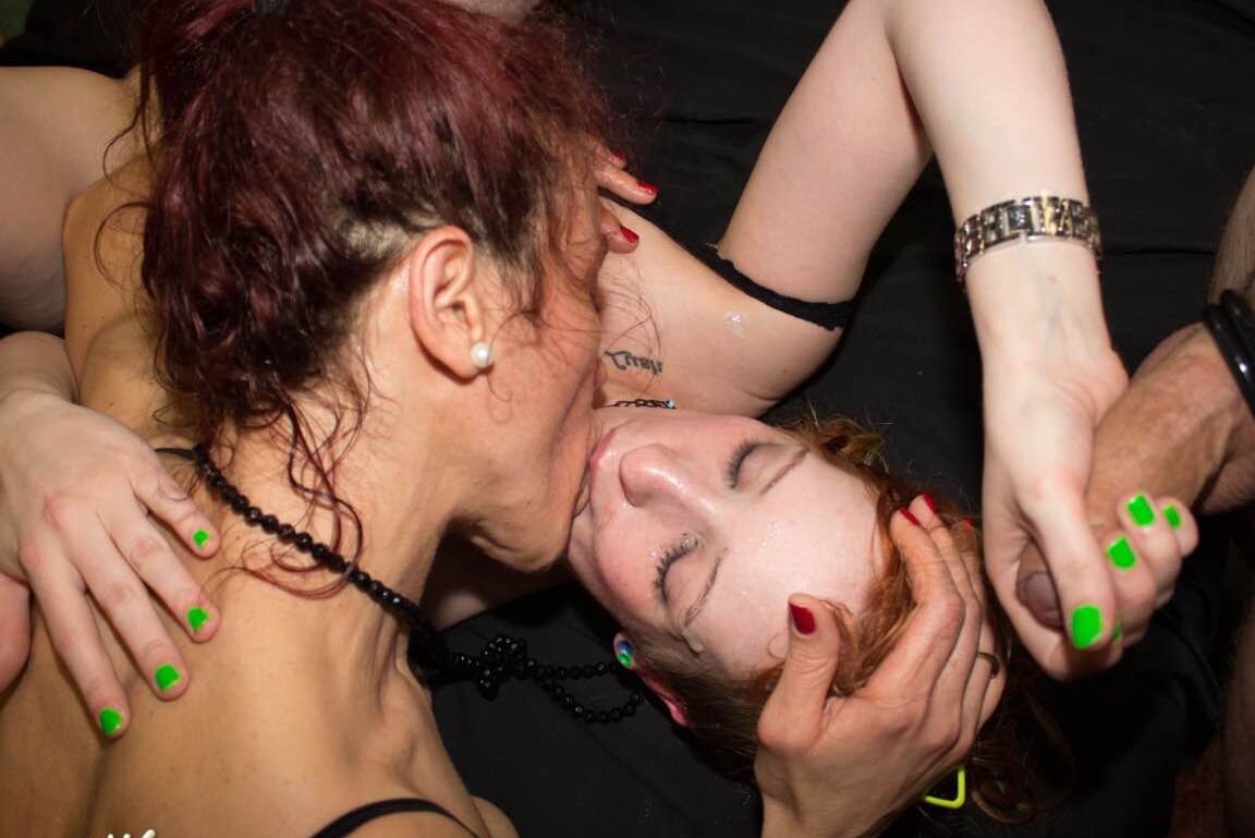 15P La star du porno néerlandaise Linda Lush et la jeune rousse échangent du sperme lors d'un gangbang hardcore