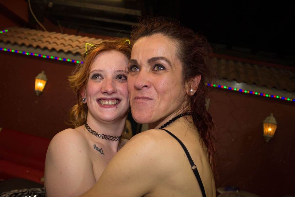 15P La star du porno néerlandaise Linda Lush et la jeune rousse échangent du sperme lors d'un gangbang hardcore