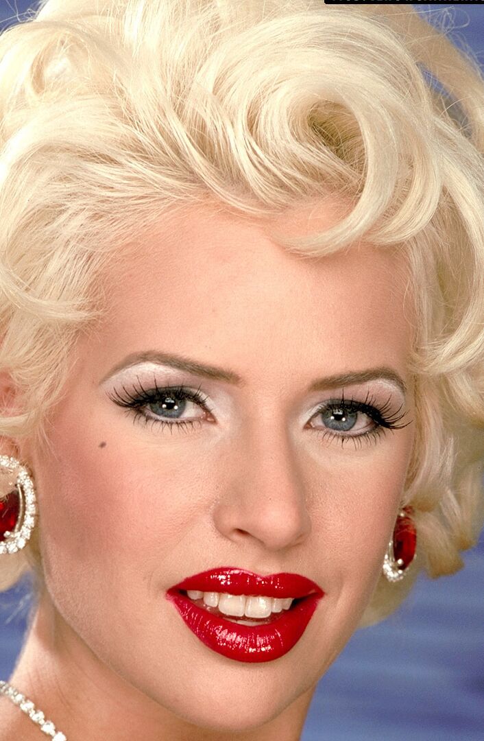 Die 16-jährige platinblonde SaRenna Lee befreit ihre Monsterbrüste aus dem Showgirl-Outfit
