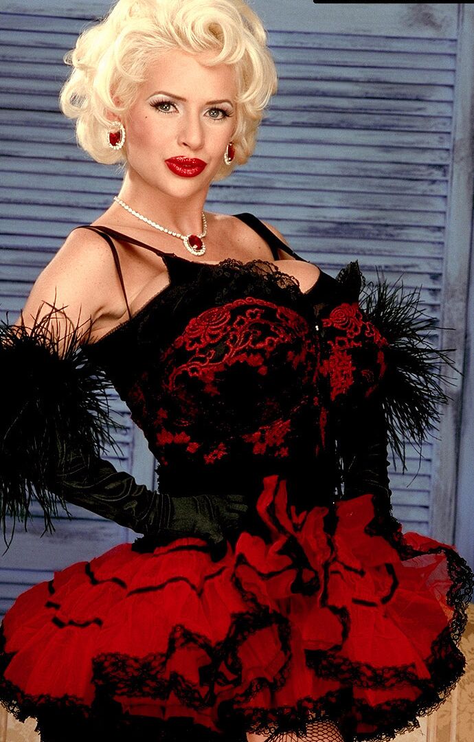 Die 16-jährige platinblonde SaRenna Lee befreit ihre Monsterbrüste aus dem Showgirl-Outfit