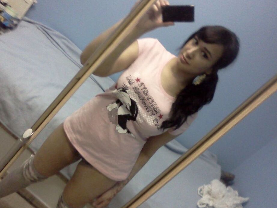 10P Garota indiana rechonchuda tirando foto nua do celular