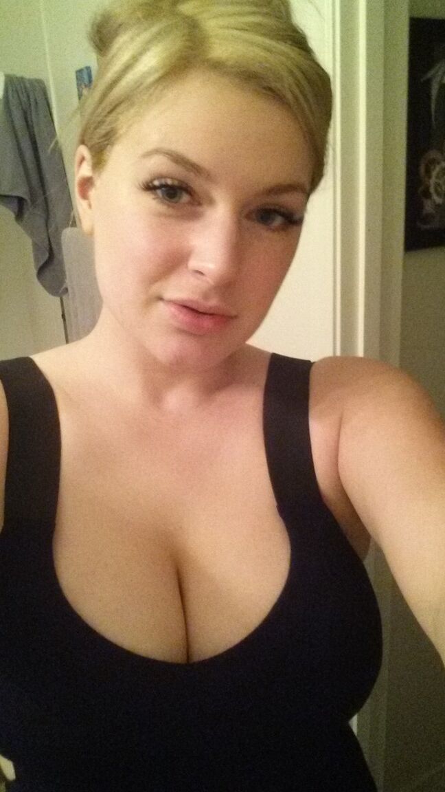 14P Amateur model Danielle Ftv takes non nude selfies in a variety of outfits