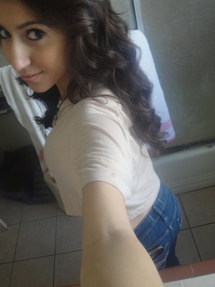 16P Latina dez April O'Neil saca seus peitos grandes para selfies