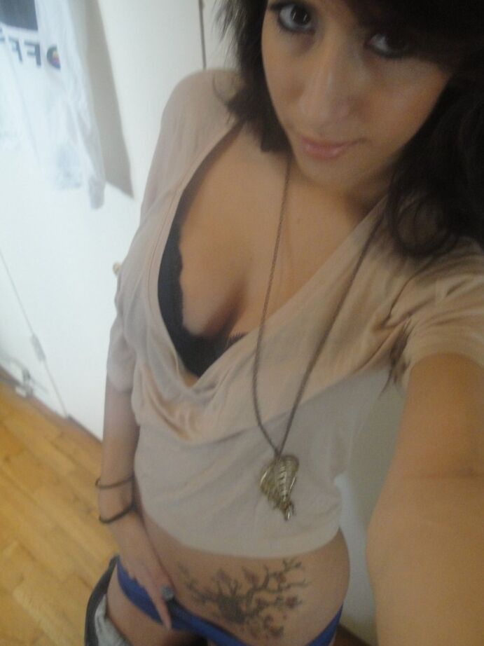 16P Latina dez April O'Neil saca seus peitos grandes para selfies