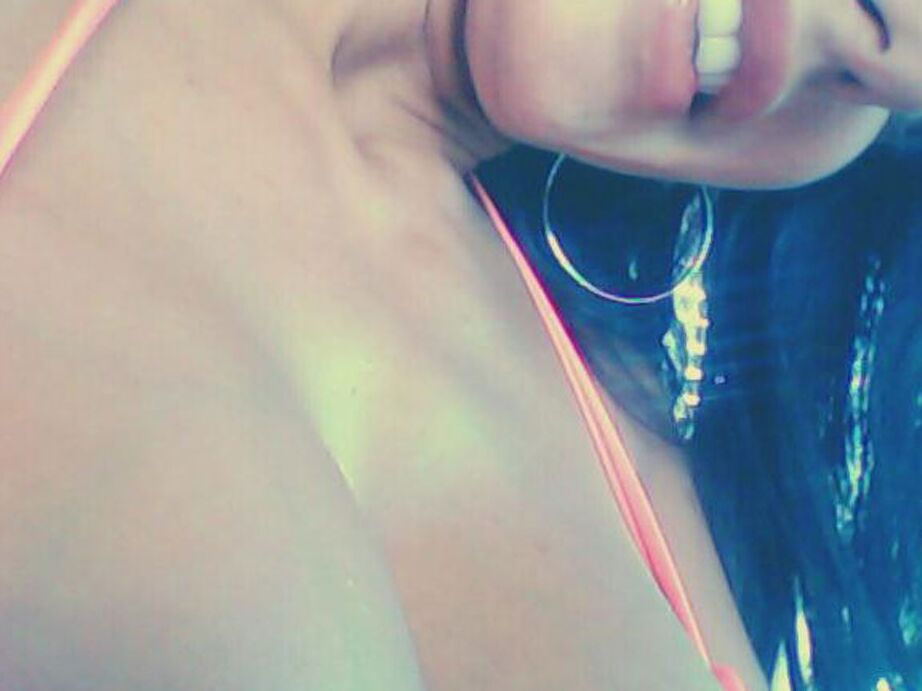 21P La sexy Latina Catalina Cruz prend des selfies de ses gros juggs et de son butin rond