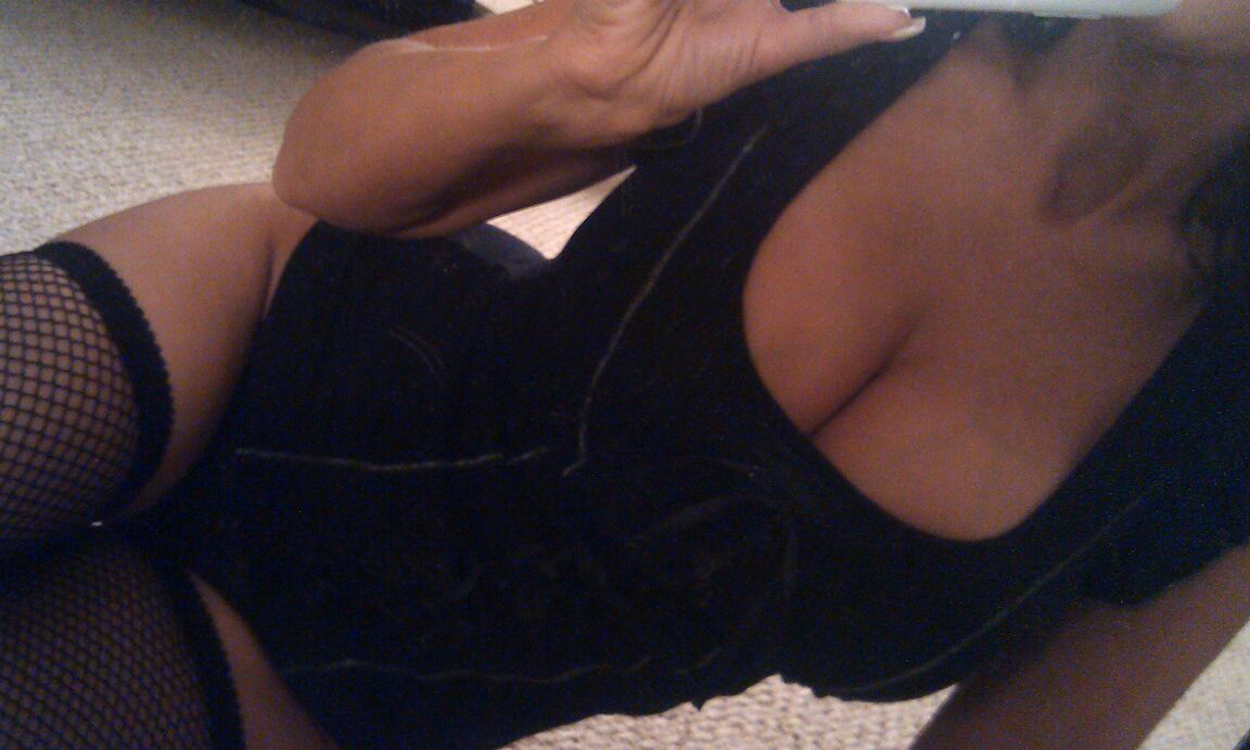 21P La sexy Latina Catalina Cruz prend des selfies de ses gros juggs et de son butin rond