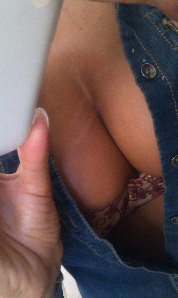21P La sexy Latina Catalina Cruz prend des selfies de ses gros juggs et de son butin rond