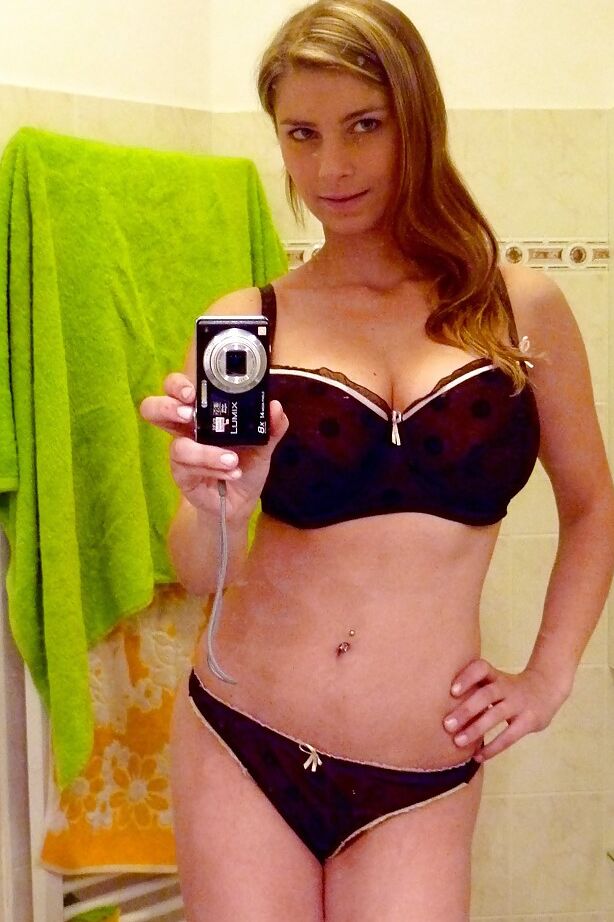 16P 巨乳のキャシーがバスルームで全裸で自撮り