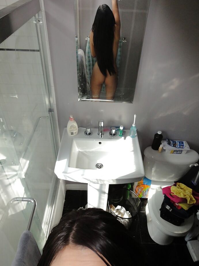 La brune latina 16P Danni Cole se prend des photos alors qu'elle est nue dans la salle de bain.