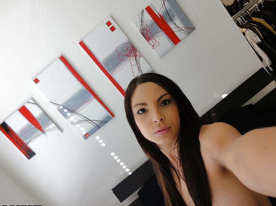 La brune latina 16P Danni Cole se prend des photos alors qu'elle est nue dans la salle de bain.