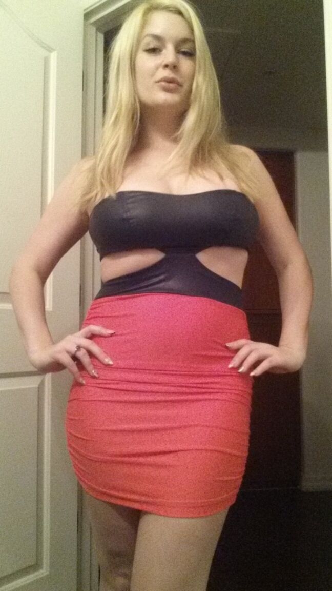 12P La rubia tetona Danielle expone su jugoso culo durante su día a día