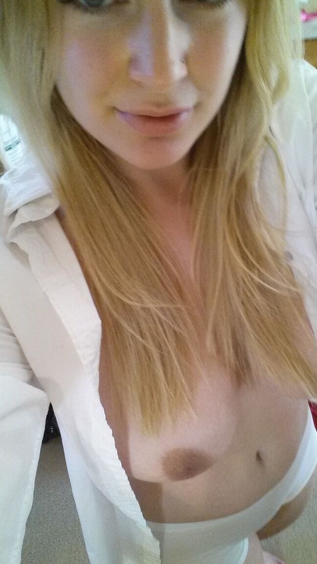 15P Amateur chick Danielle takes candid selfshots with and without clothes on