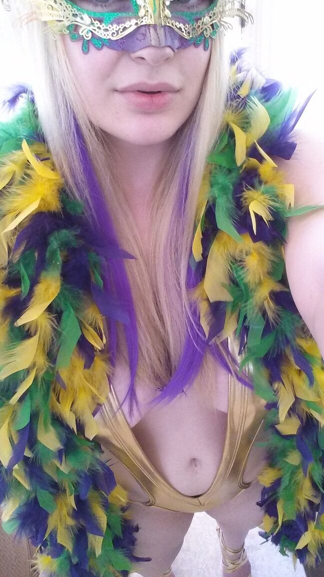 15P Amateur chick Danielle takes candid selfshots with and without clothes on