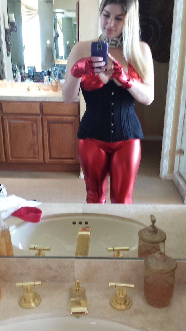 15P Amateur chick Danielle takes candid selfshots with and without clothes on