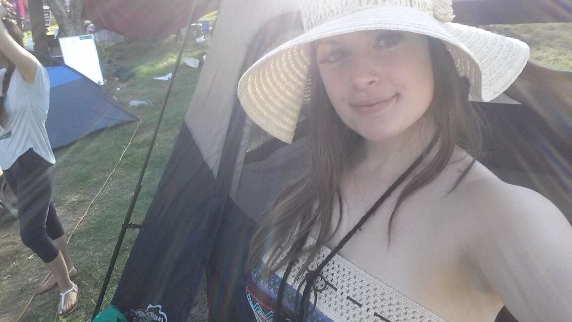 15P Amateur chick Danielle takes candid selfshots with and without clothes on