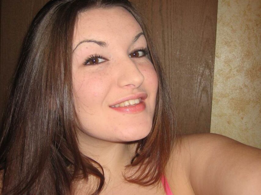 12P Kayla muestra su escote provocando una polla