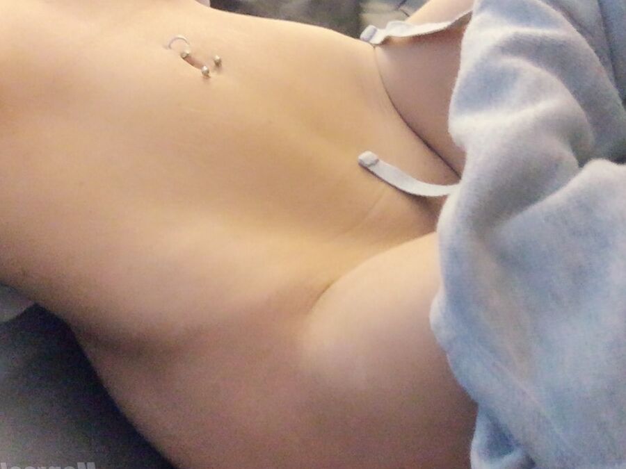 Die 15P blonde Amateurin Monroe Lee macht Selbstaufnahmen, während sie ihre kahle Möse spielt