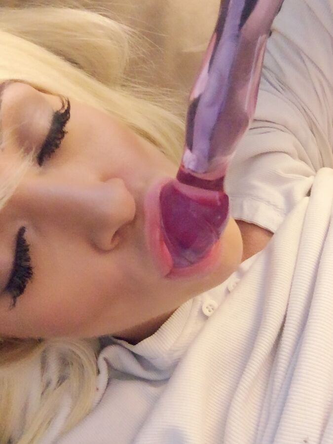 Die 15P blonde Amateurin Monroe Lee macht Selbstaufnahmen, während sie ihre kahle Möse spielt