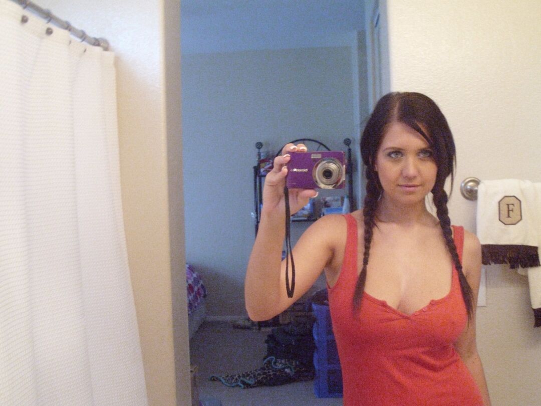 16P Chrissy, une fille solo, prend des selfies de ses gros seins naturels et de ses fesses avant de jouer avec la chatte.
