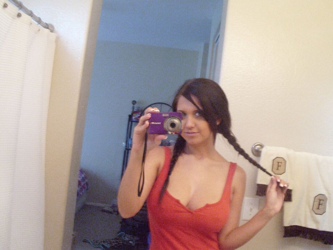 16P Chrissy, une fille solo, prend des selfies de ses gros seins naturels et de ses fesses avant de jouer avec la chatte.