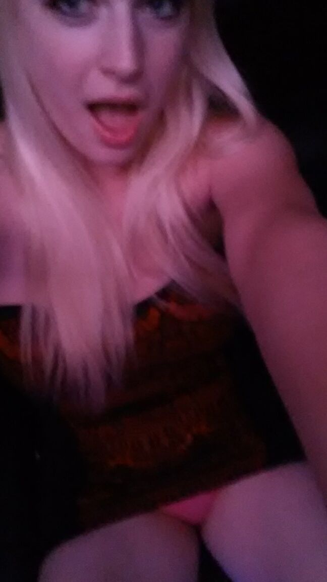 15P Rubia amateur se hace selfies desnuda y semidesnuda frente a los espejos de la casa